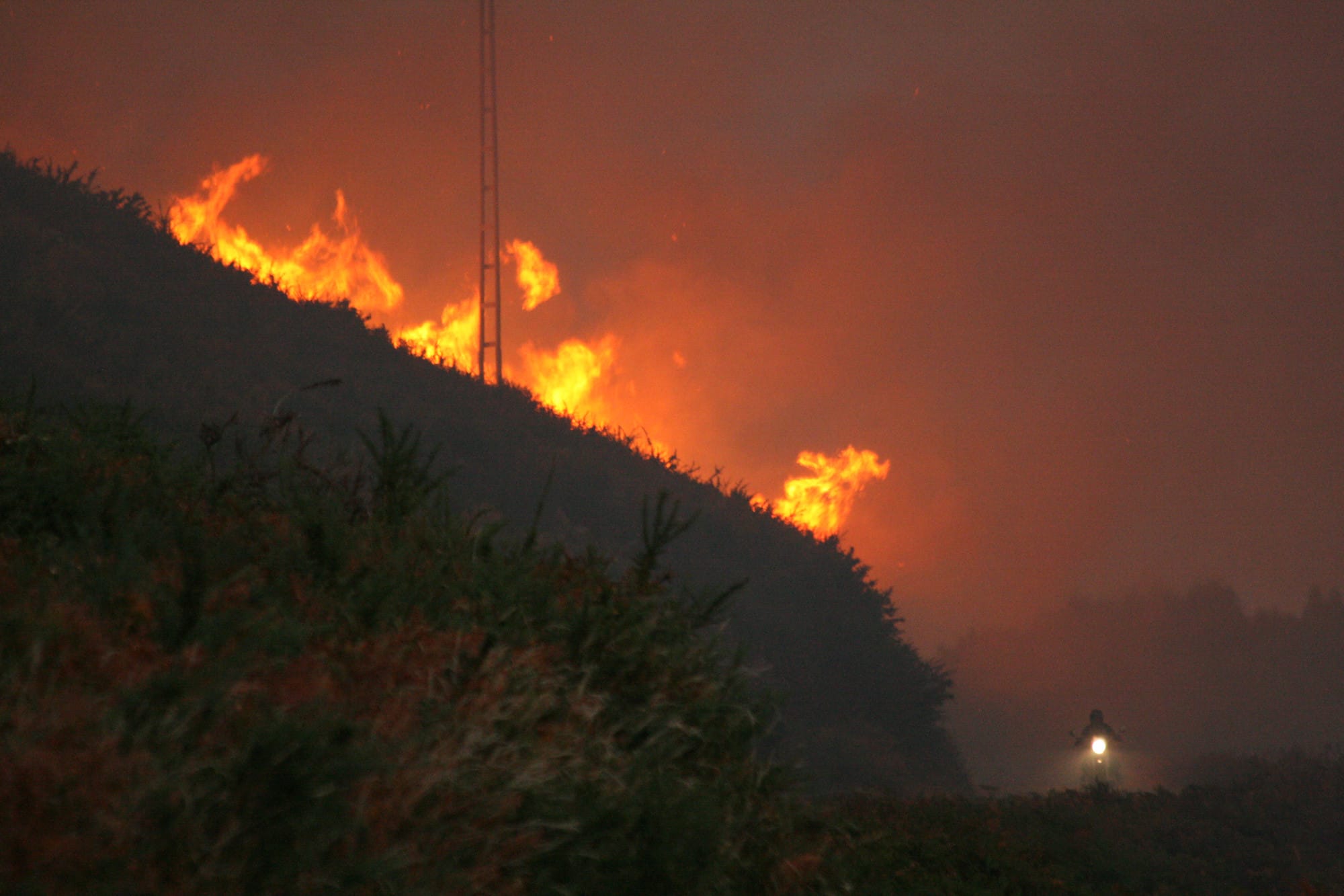 Incêndios devastam Portugal, que recebe ajuda internacional